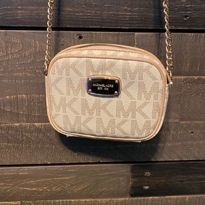 Michaels Kors crossbody bag in very good condition!! Worn a couple times